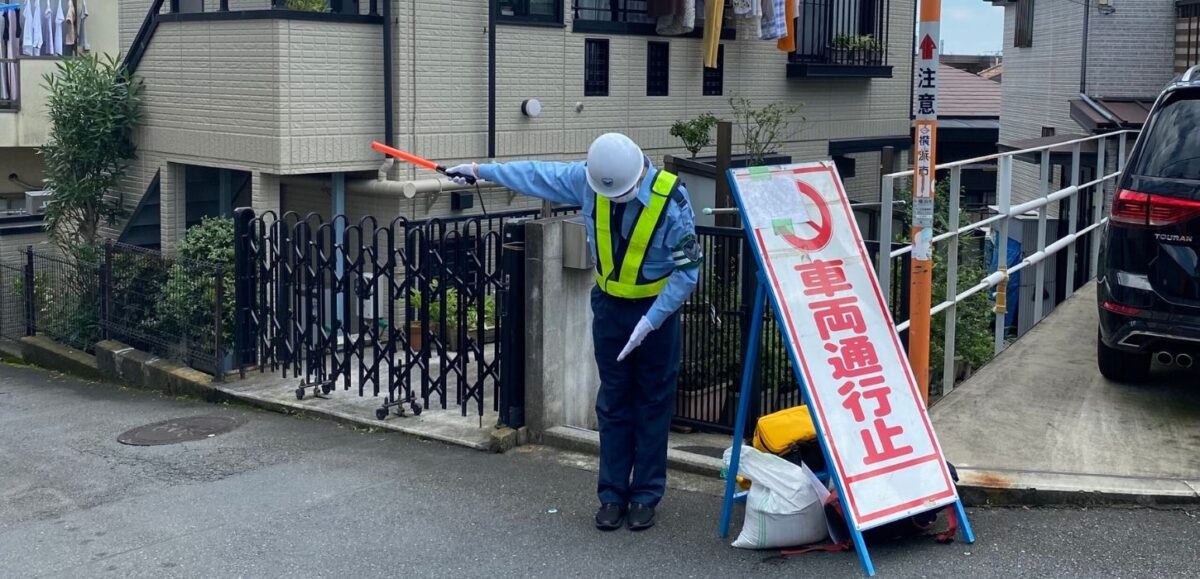 交通誘導にあたるFAIRセキュリティの隊員